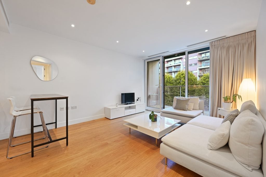 Flat Queenstown Road in Greater London