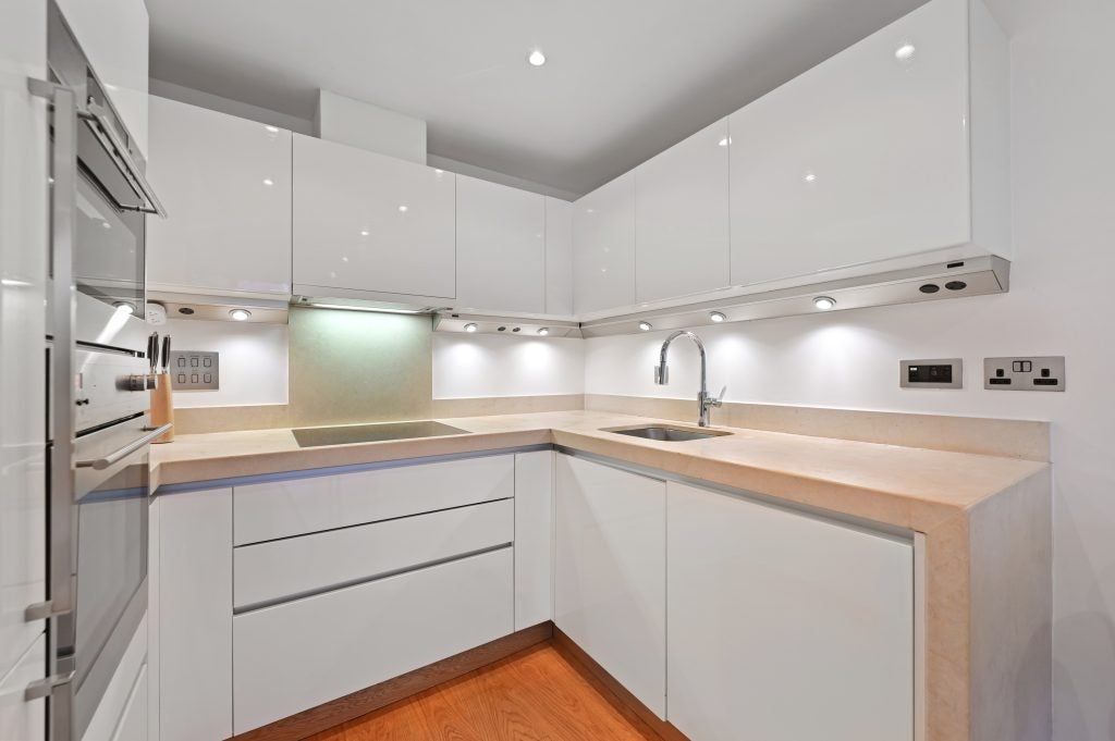 Flat Queenstown Road in Greater London