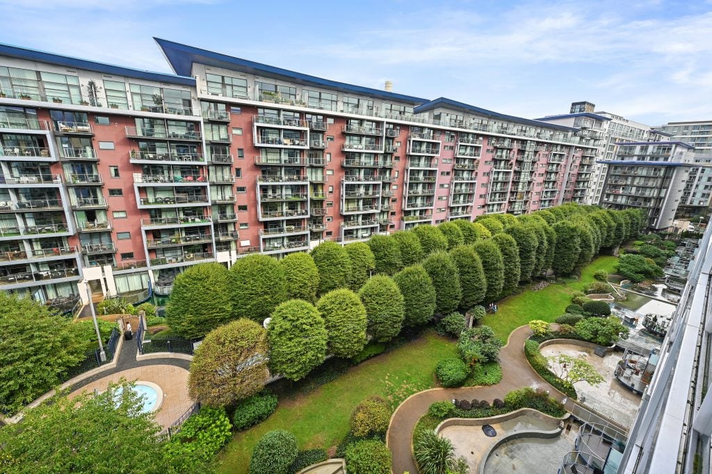 Flat Queenstown Road in Greater London
