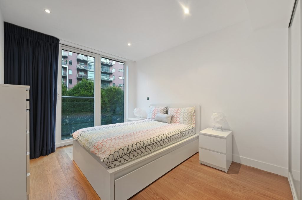Flat Queenstown Road in Greater London