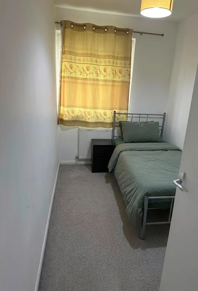 Room Midhurst Avenue in Greater London