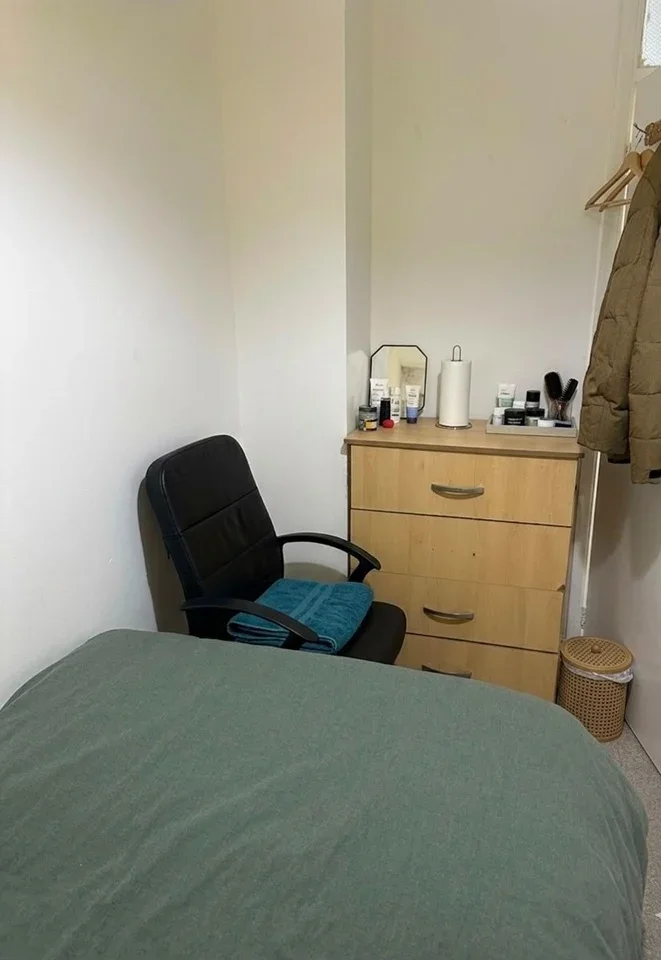 Room Midhurst Avenue in Greater London