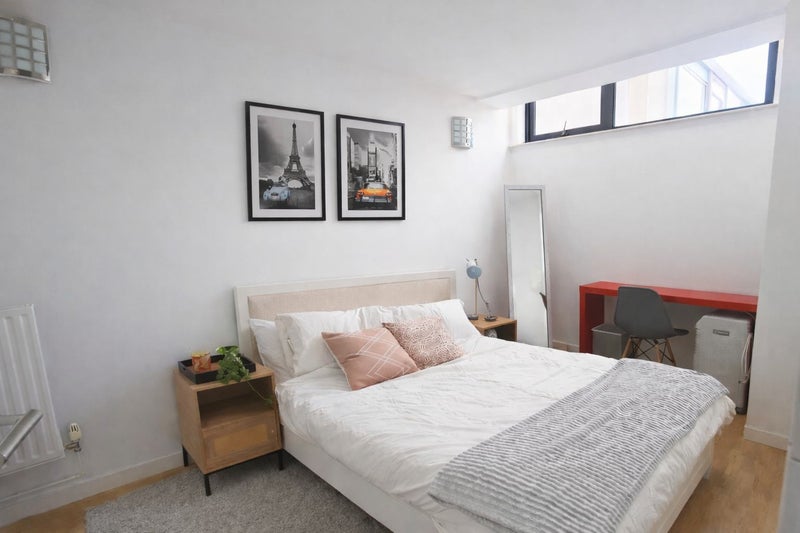 Room Cowley Road in Greater London