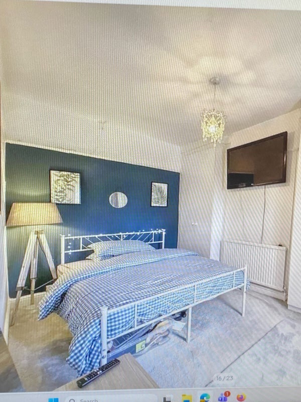 Room Hayes Road in Salford