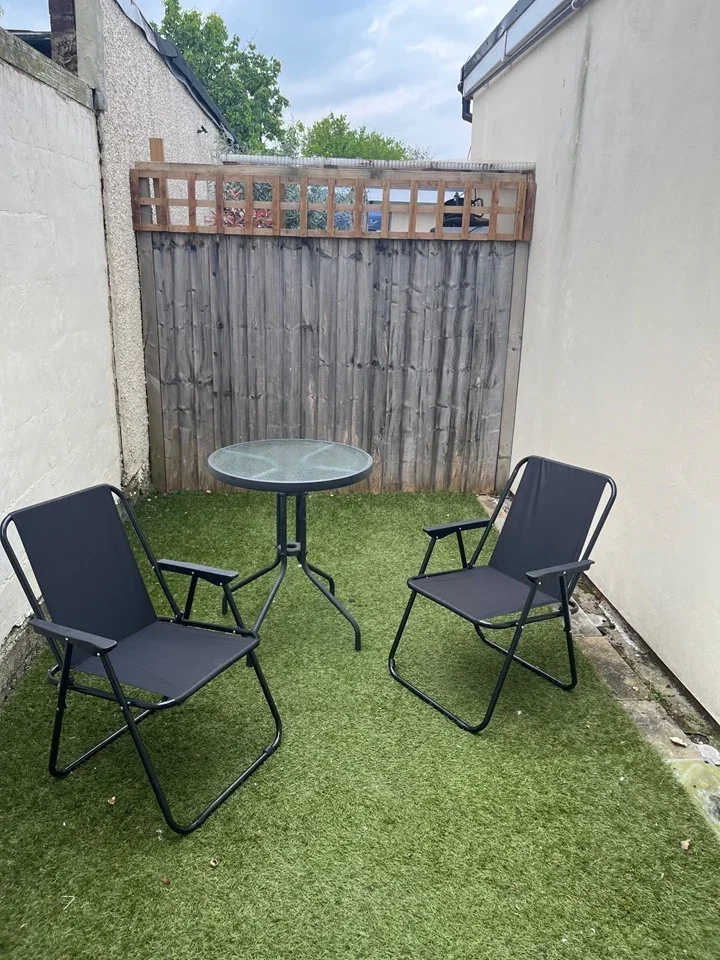 Flat Camrose Avenue in Greater London