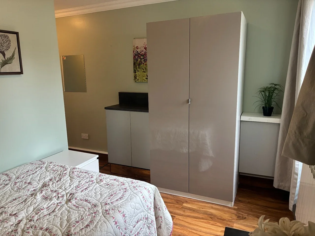 Flat Camrose Avenue in Greater London