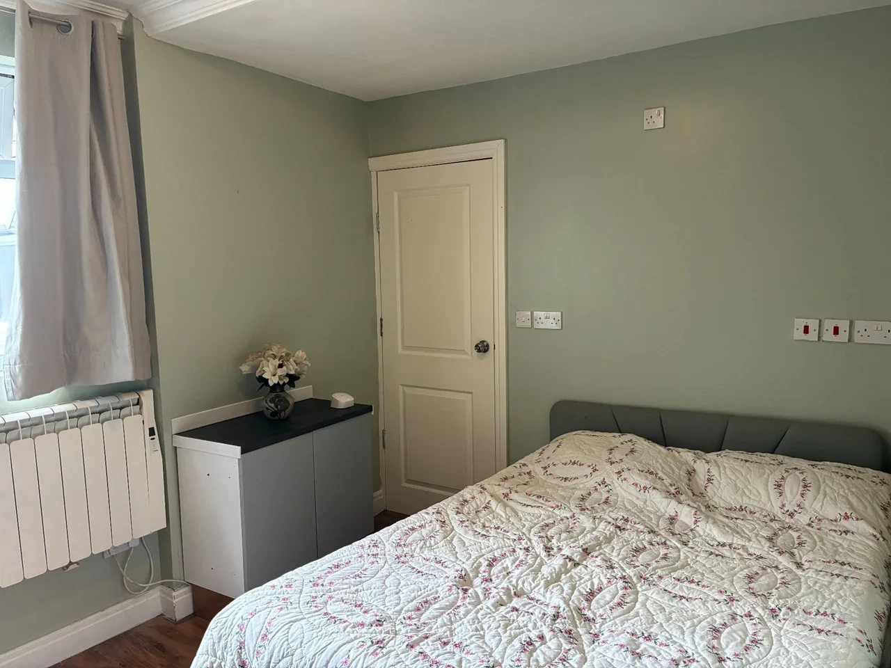 Flat Camrose Avenue in Greater London