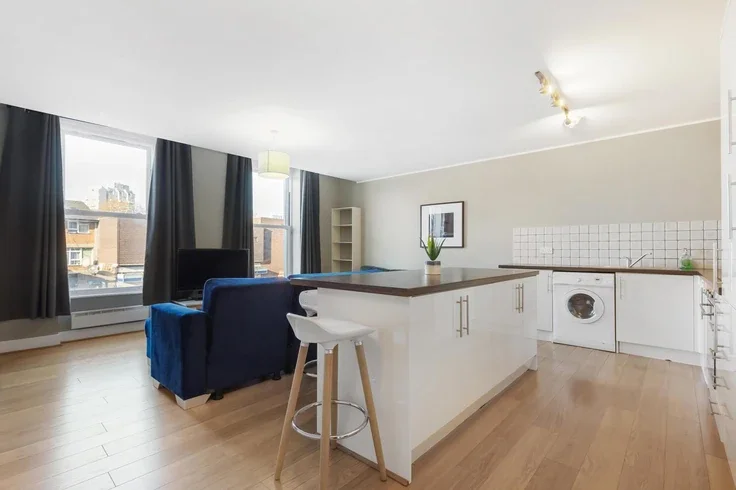 Flat Clapham Road in Greater London
