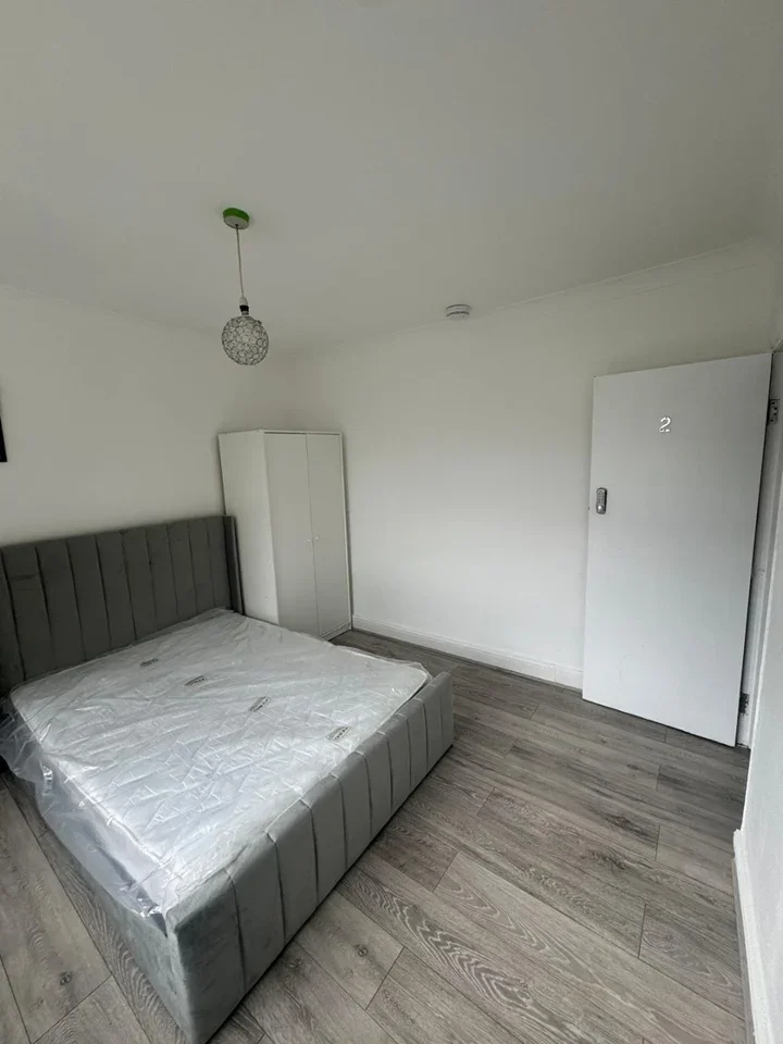 Room Fleetwood Road in Greater London