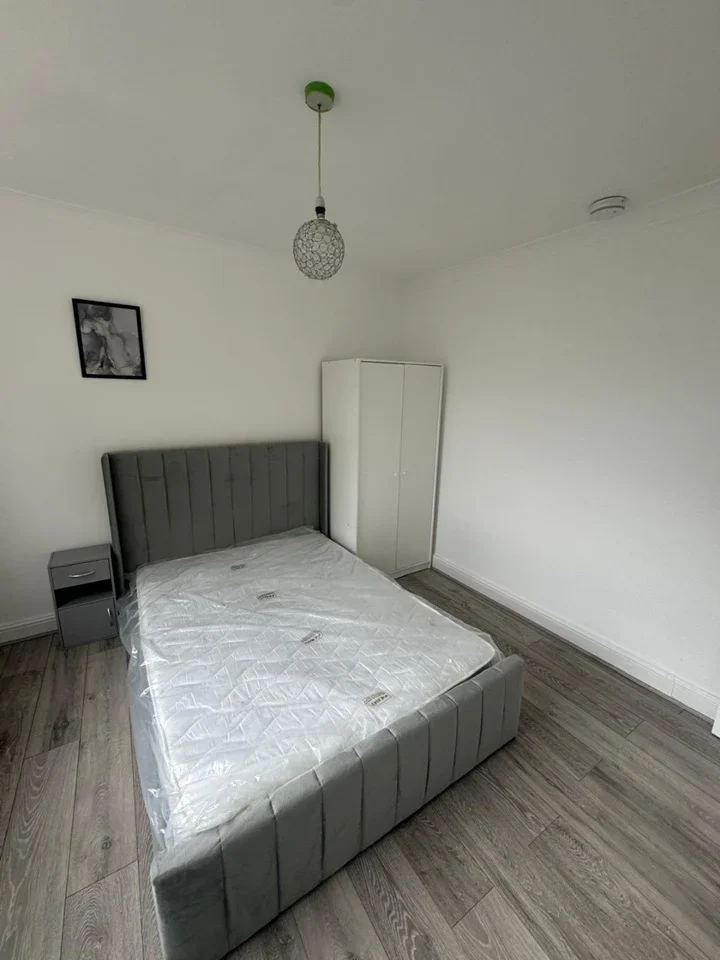 Room Fleetwood Road in Greater London