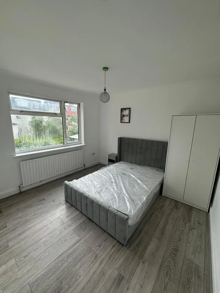 Room Fleetwood Road in Greater London