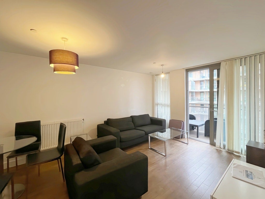 Flat Cornmill Lane in Greater London