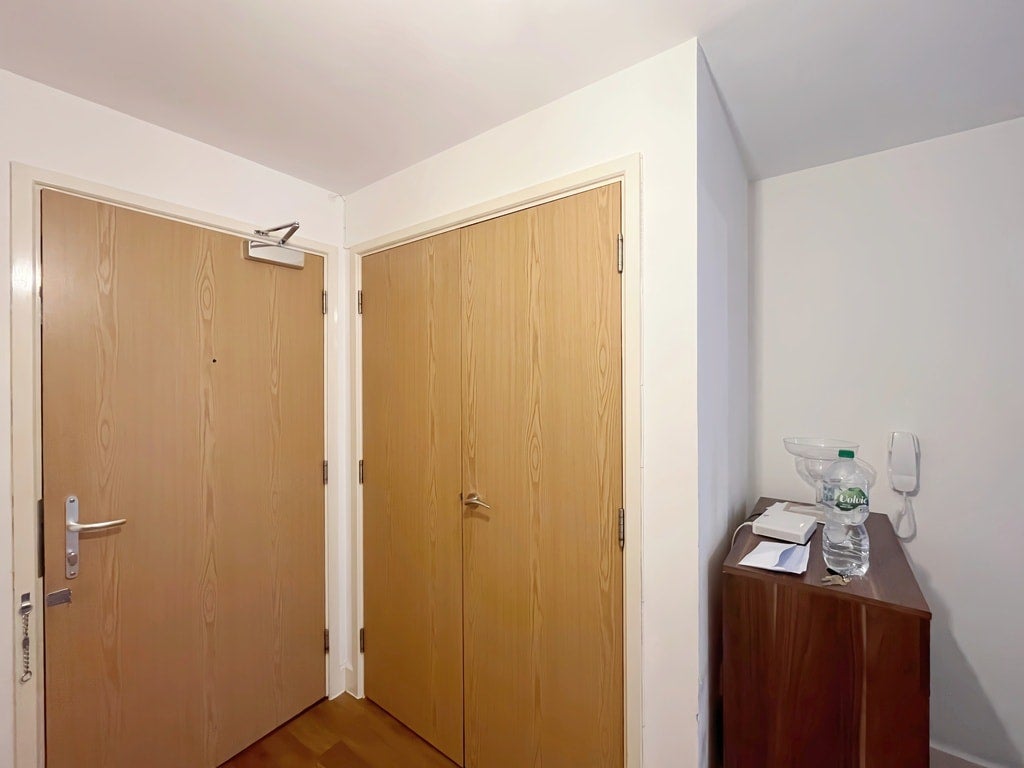 Flat Cornmill Lane in Greater London
