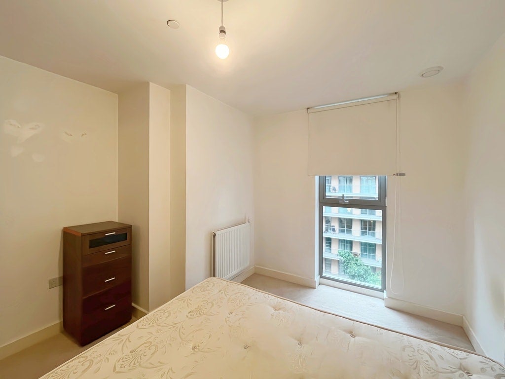 Flat Cornmill Lane in Greater London