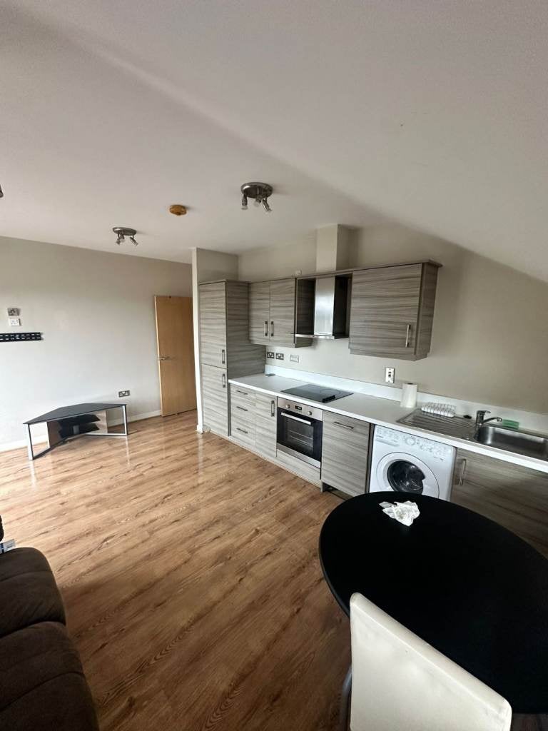 Flat Woodstock Road in Greater London