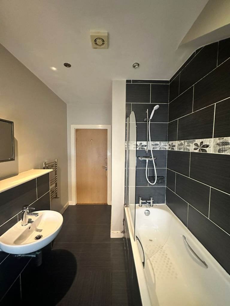 Flat Woodstock Road in Greater London