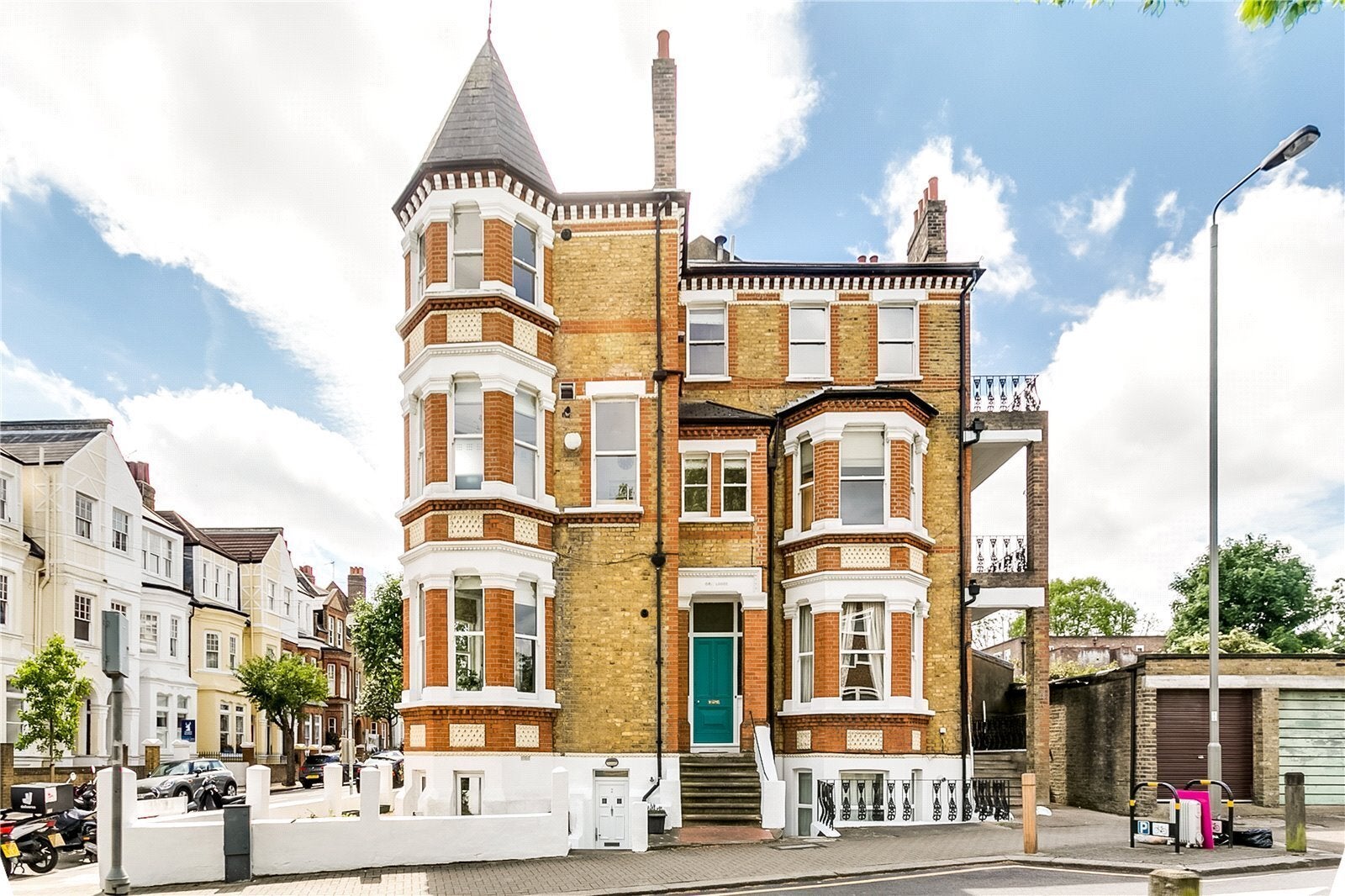 Flat Oakhill Road in Greater London