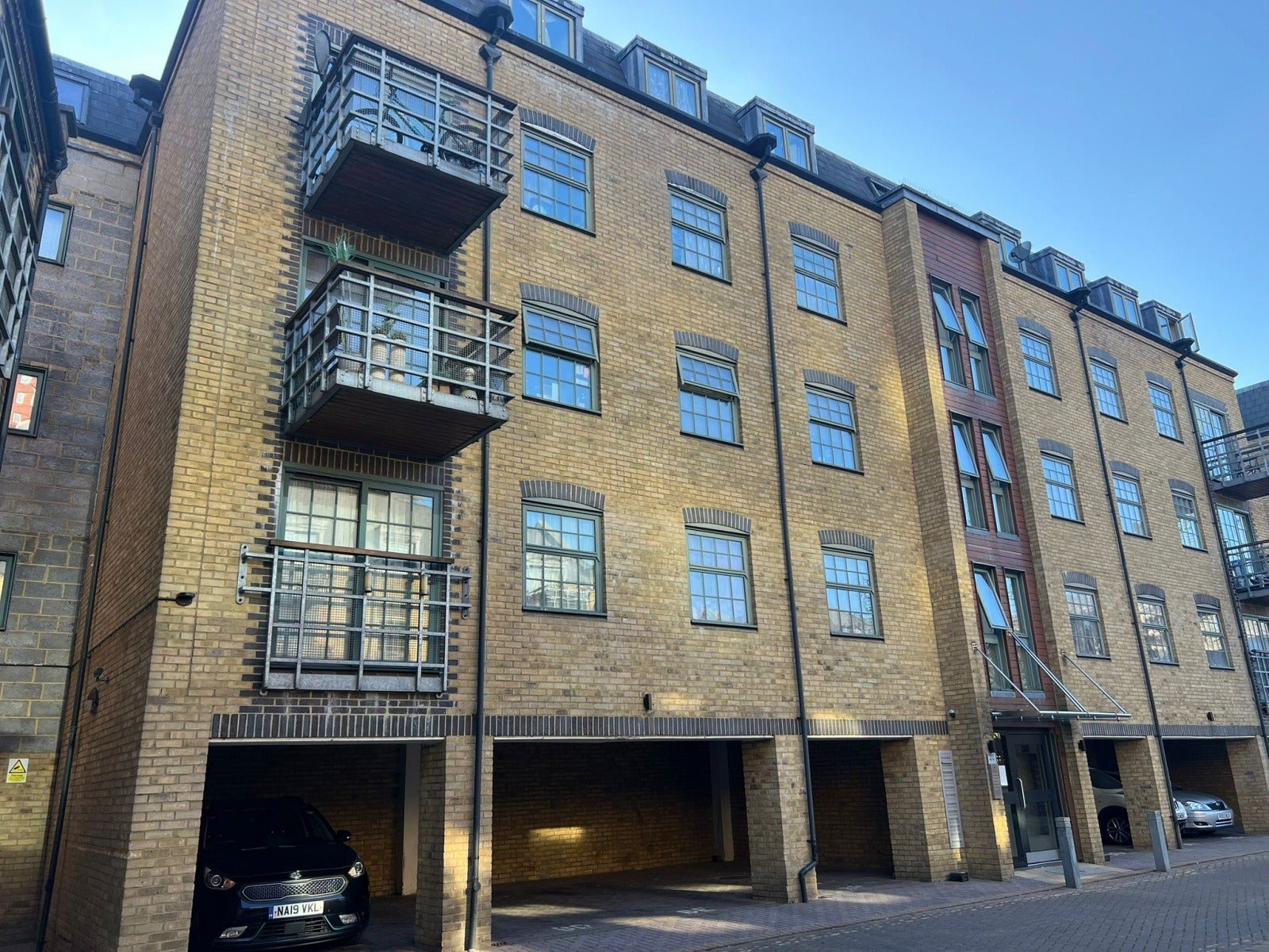 Flat Town Quay in Greater London