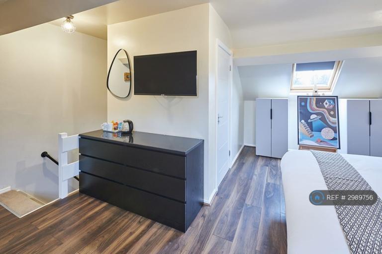 Room Marton Avenue in Middlesbrough