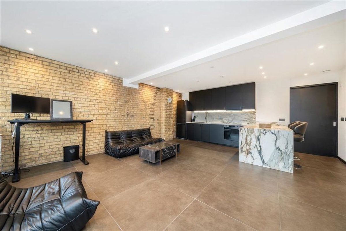 Flat Kingsland Road in Greater London
