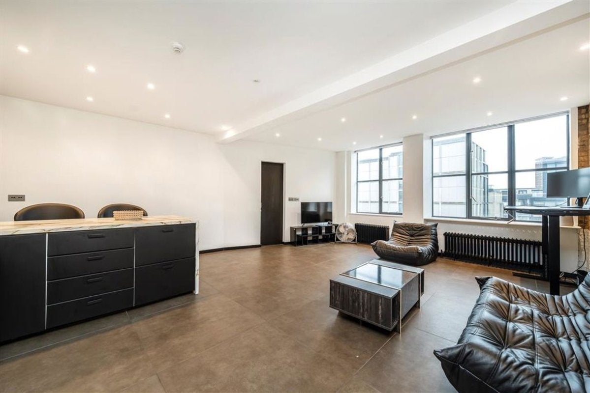 Flat Kingsland Road in Greater London