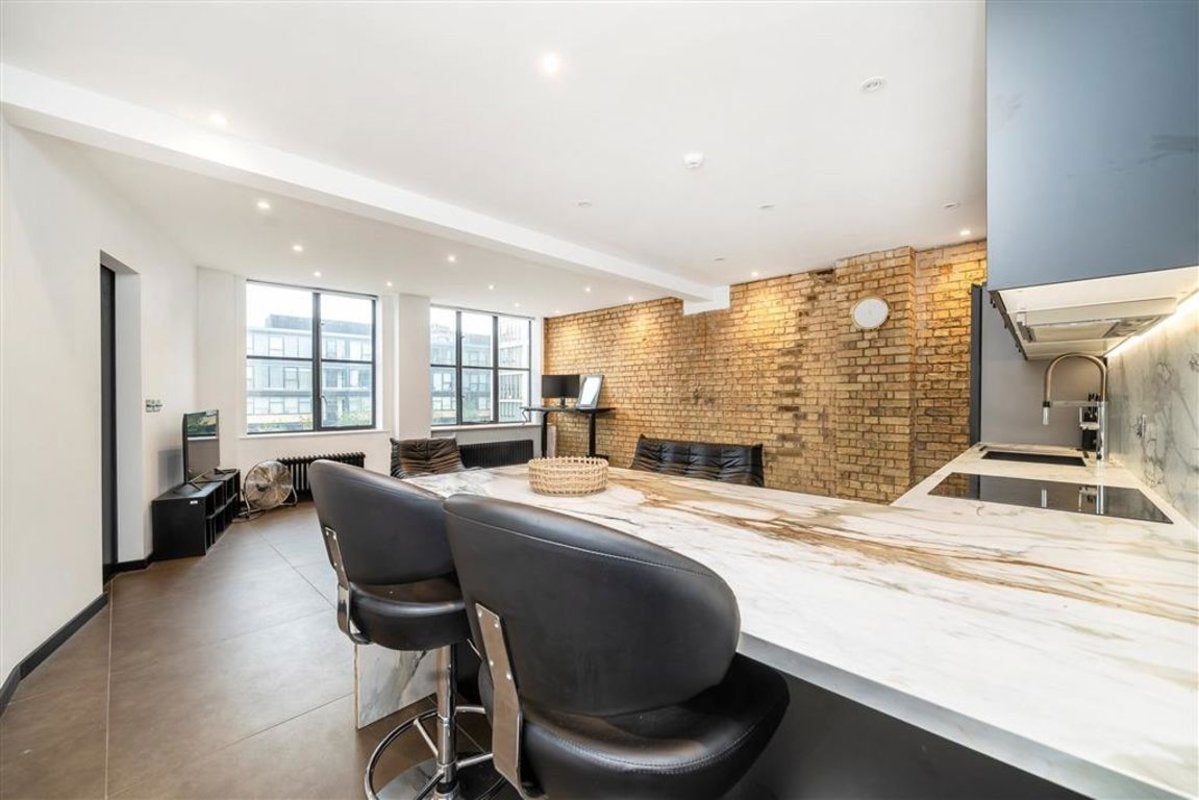 Flat Kingsland Road in Greater London