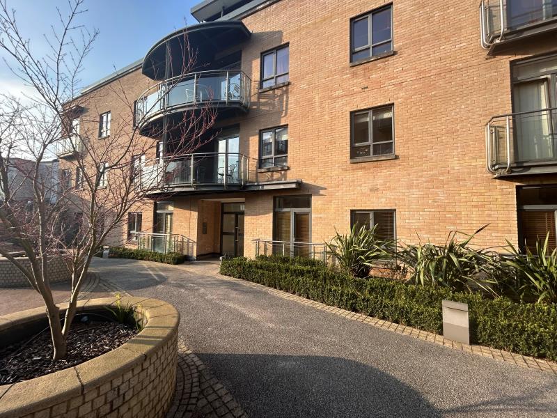 Flat Sydenham Road in Guildford
