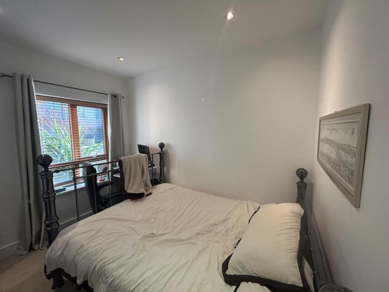 Flat Sydenham Road in Guildford