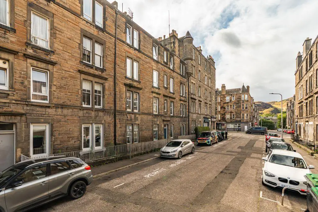 Flat Dalgety Avenue in City of Edinburgh