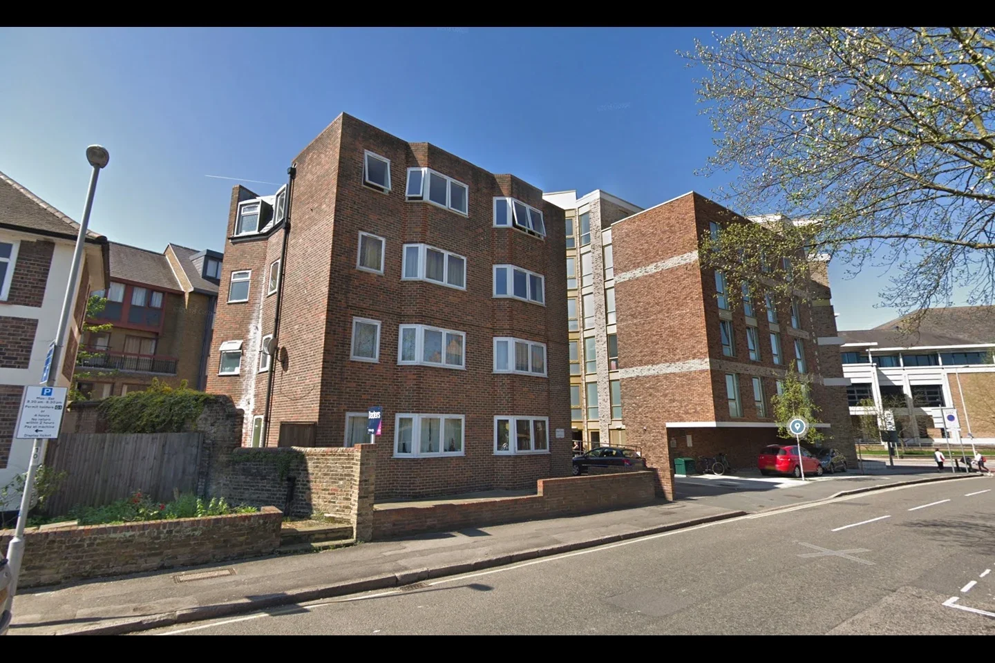 Flat Denmark Road in Greater London
