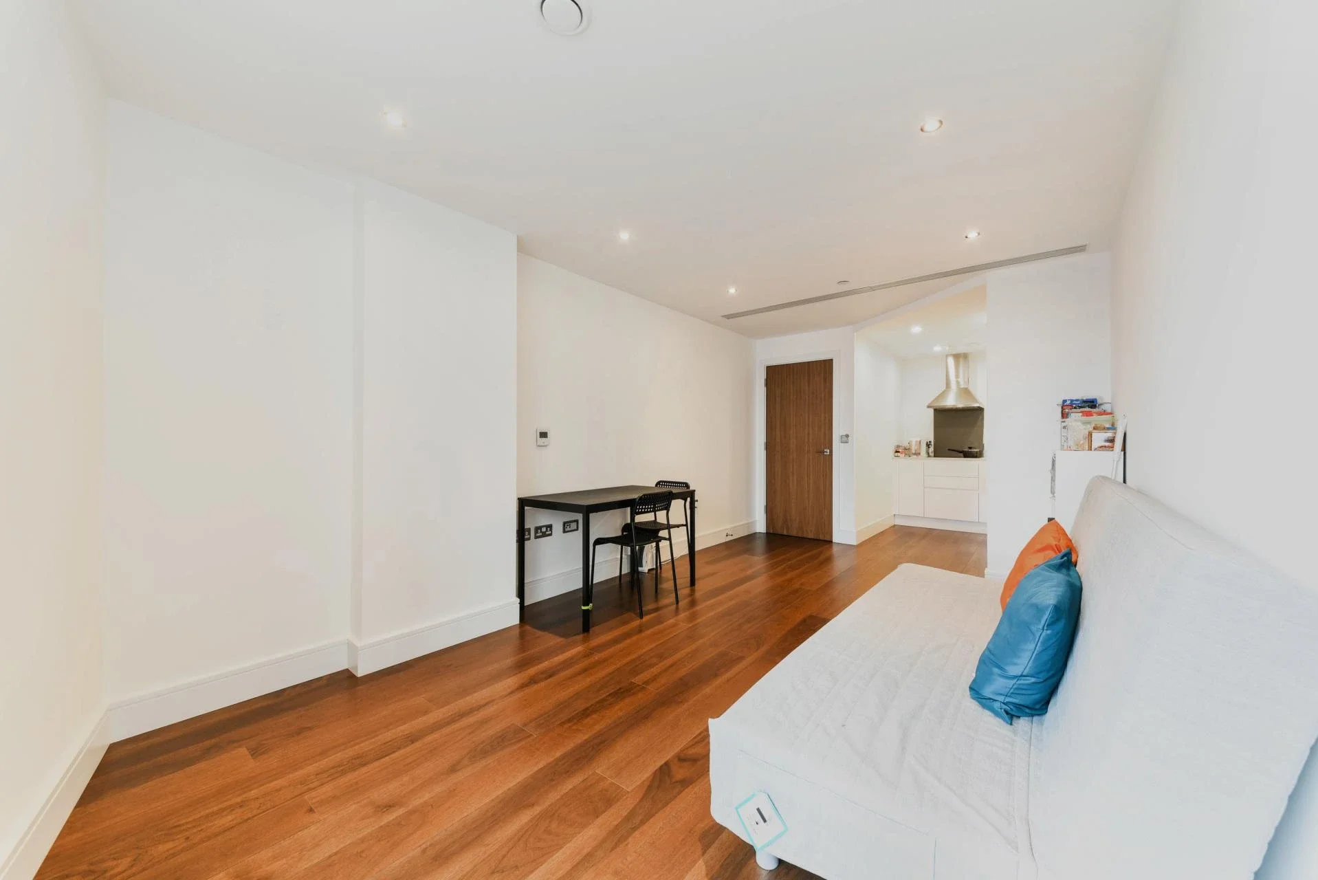 Flat Lincoln Plaza in Greater London