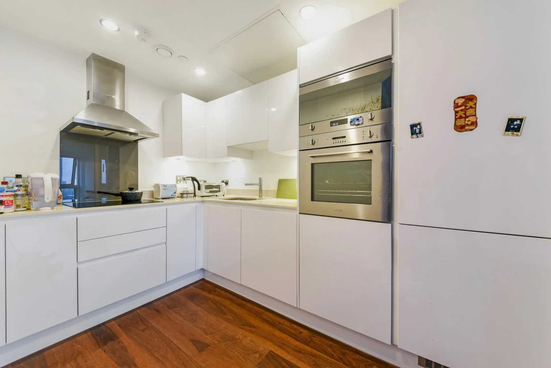 Flat Lincoln Plaza in Greater London