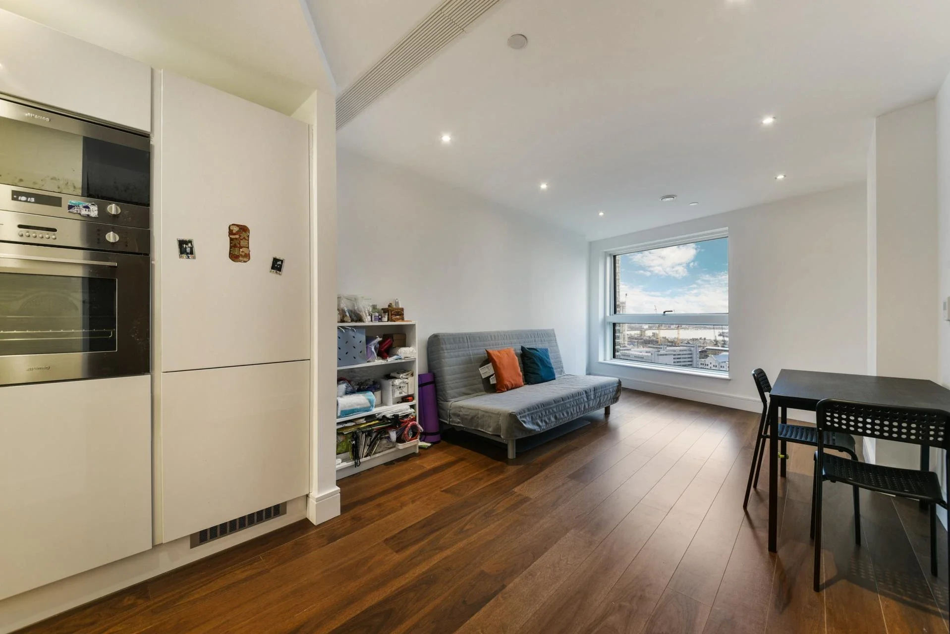 Flat Lincoln Plaza in Greater London