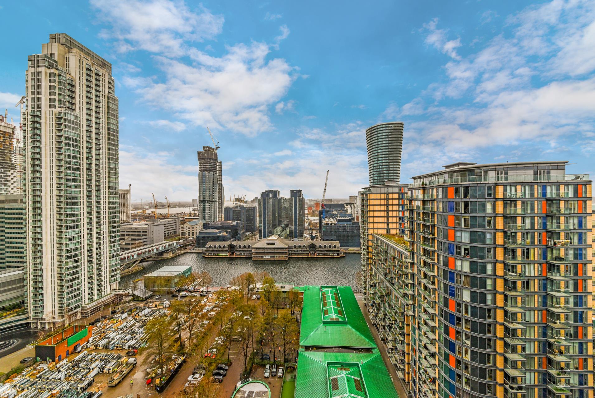 Flat Lincoln Plaza in Greater London