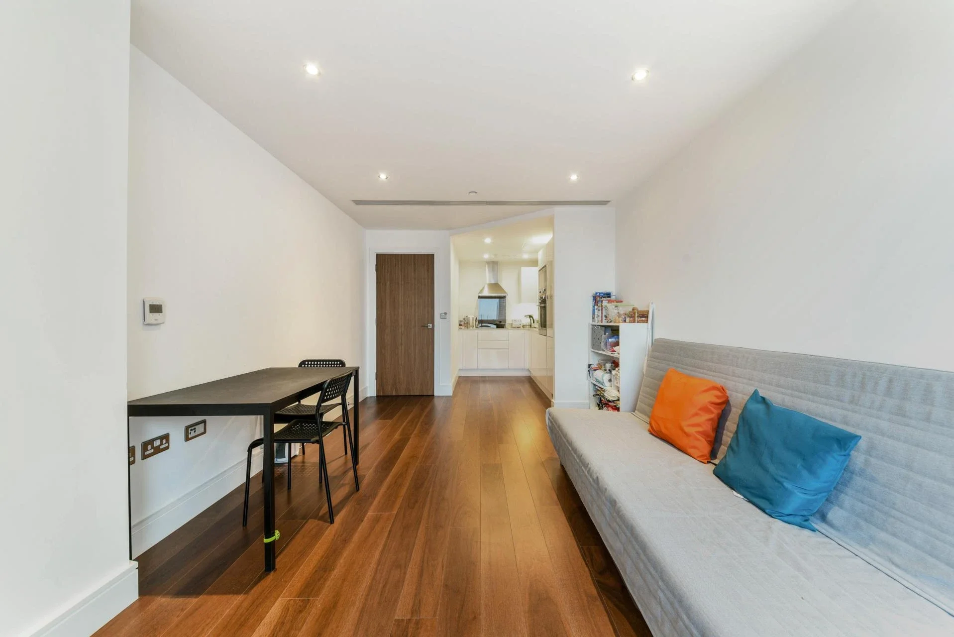 Flat Lincoln Plaza in Greater London