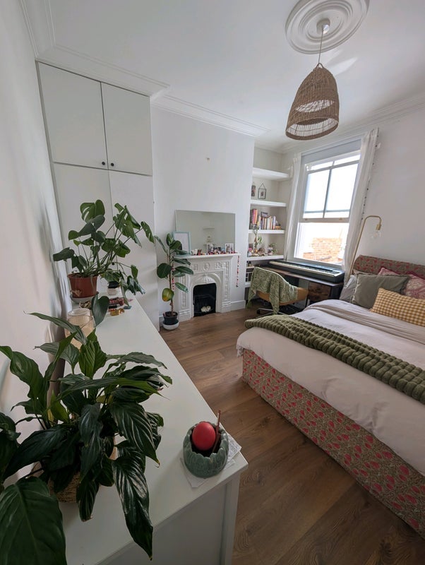 Room Dunraven Road in Greater London