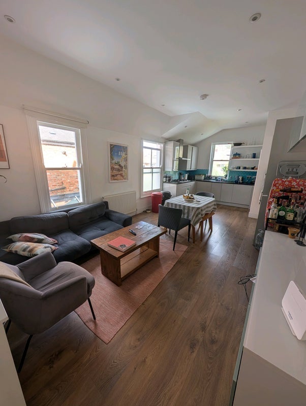 Room Dunraven Road in Greater London