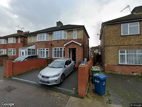 Flat Honeypot Lane in Greater London