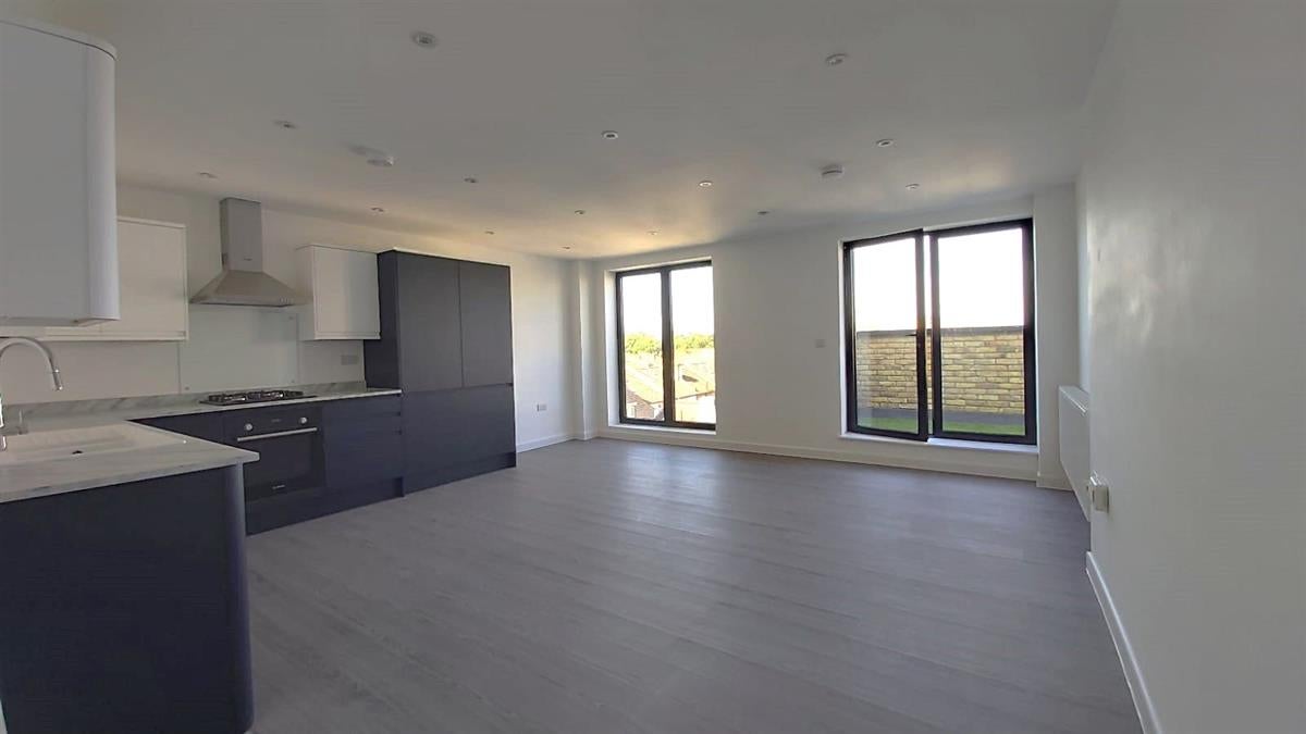 Flat Union Road in Greater London