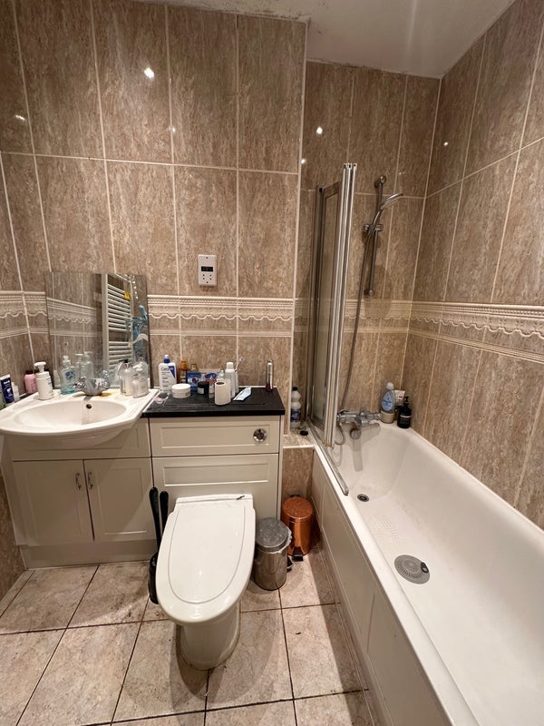 Flat Tooley Street in Greater London