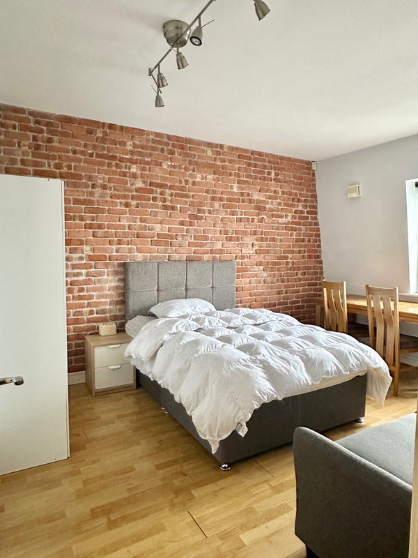 Flat Tooley Street in Greater London