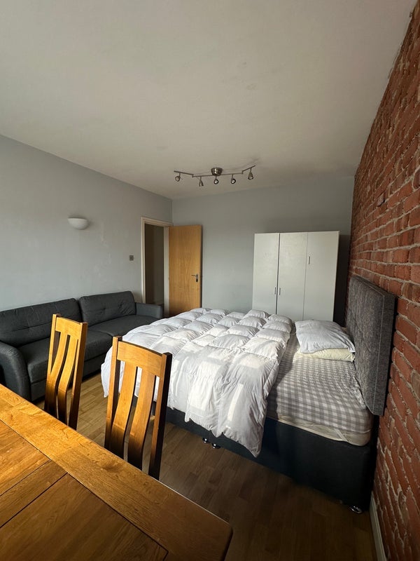 Flat Tooley Street in Greater London