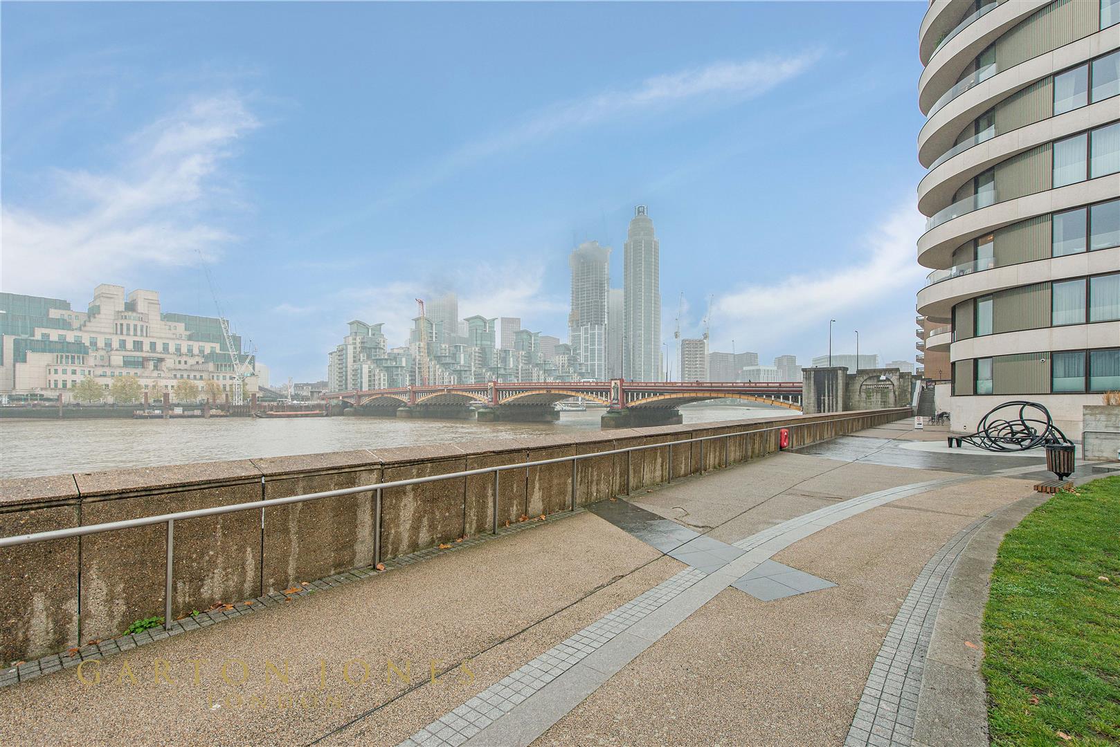 Flat Horseferry Road in City of Westminster