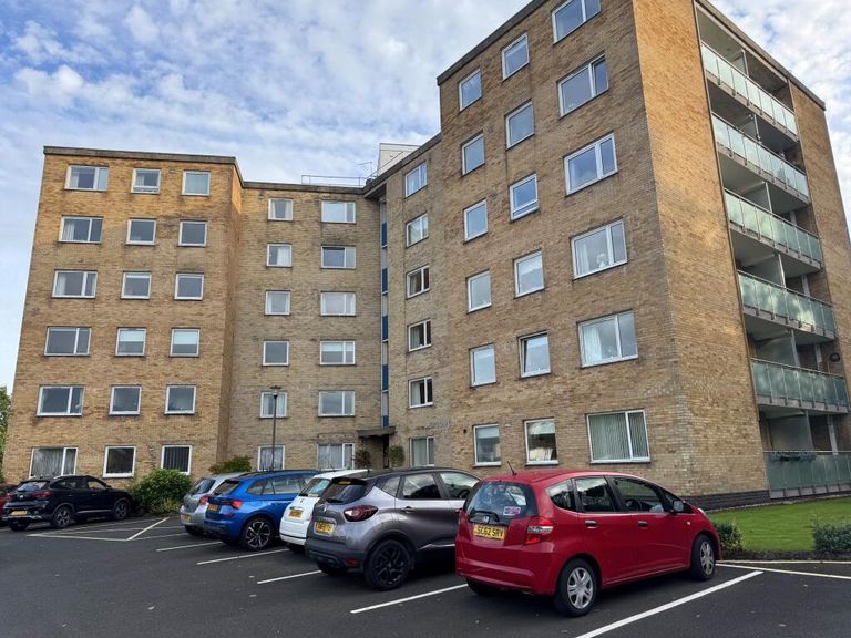 Flat Castleton Grove in Newton Mearns