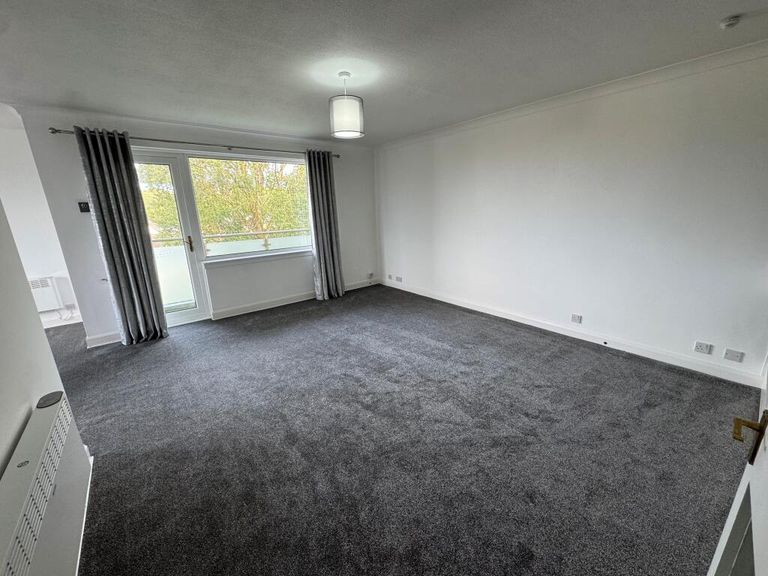Flat Castleton Grove in Newton Mearns
