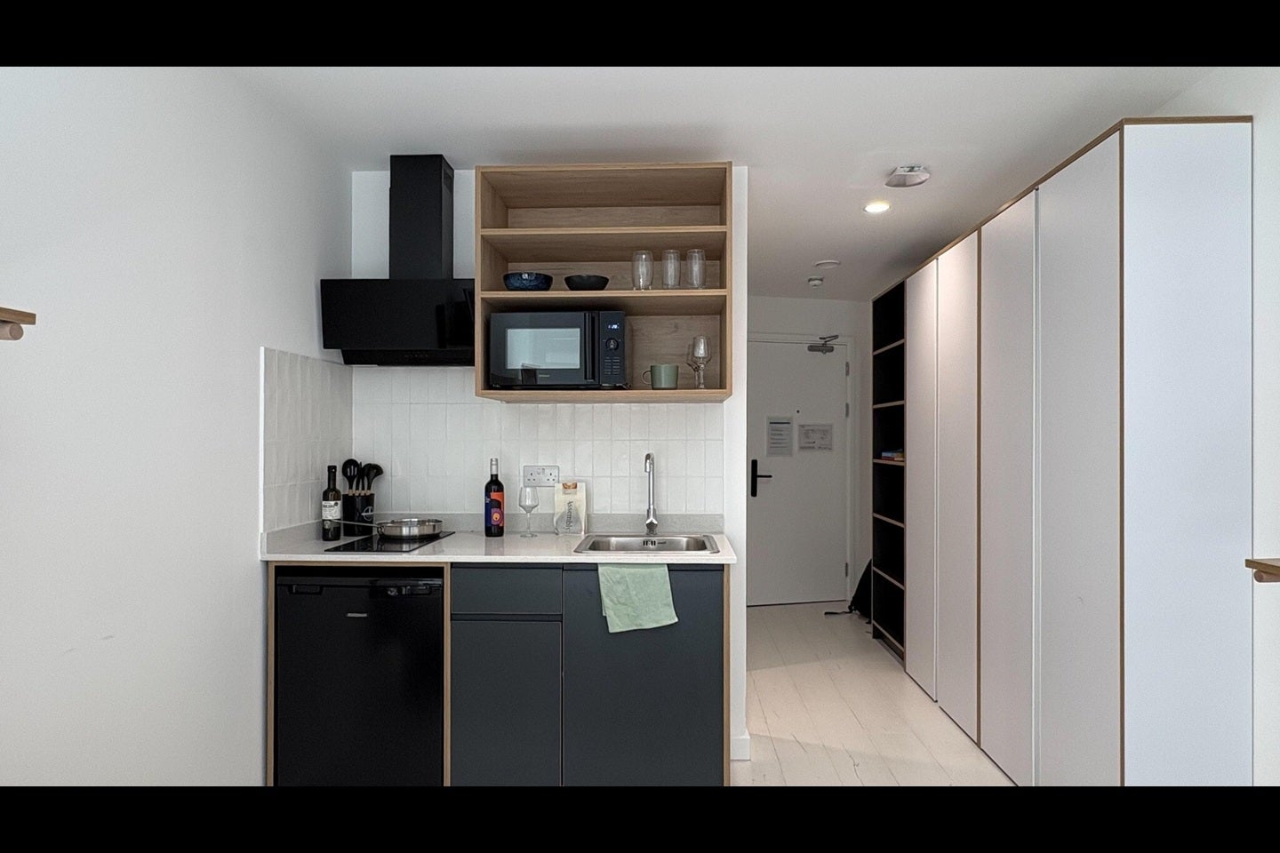 Flat Commercial Road in Greater London