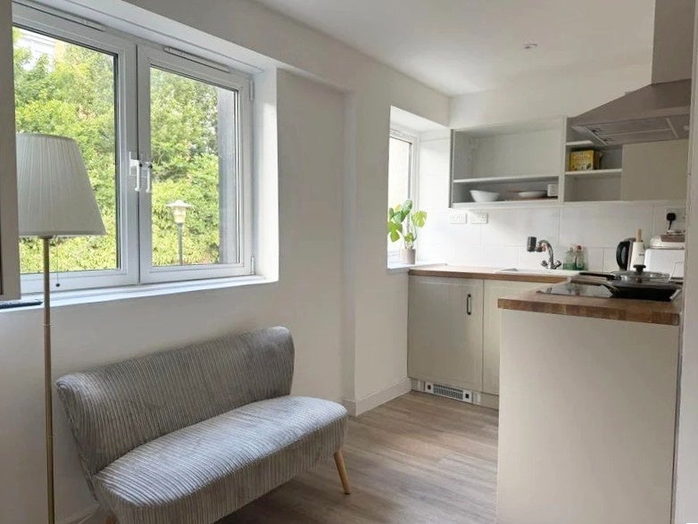Flat Mellish Street in Greater London