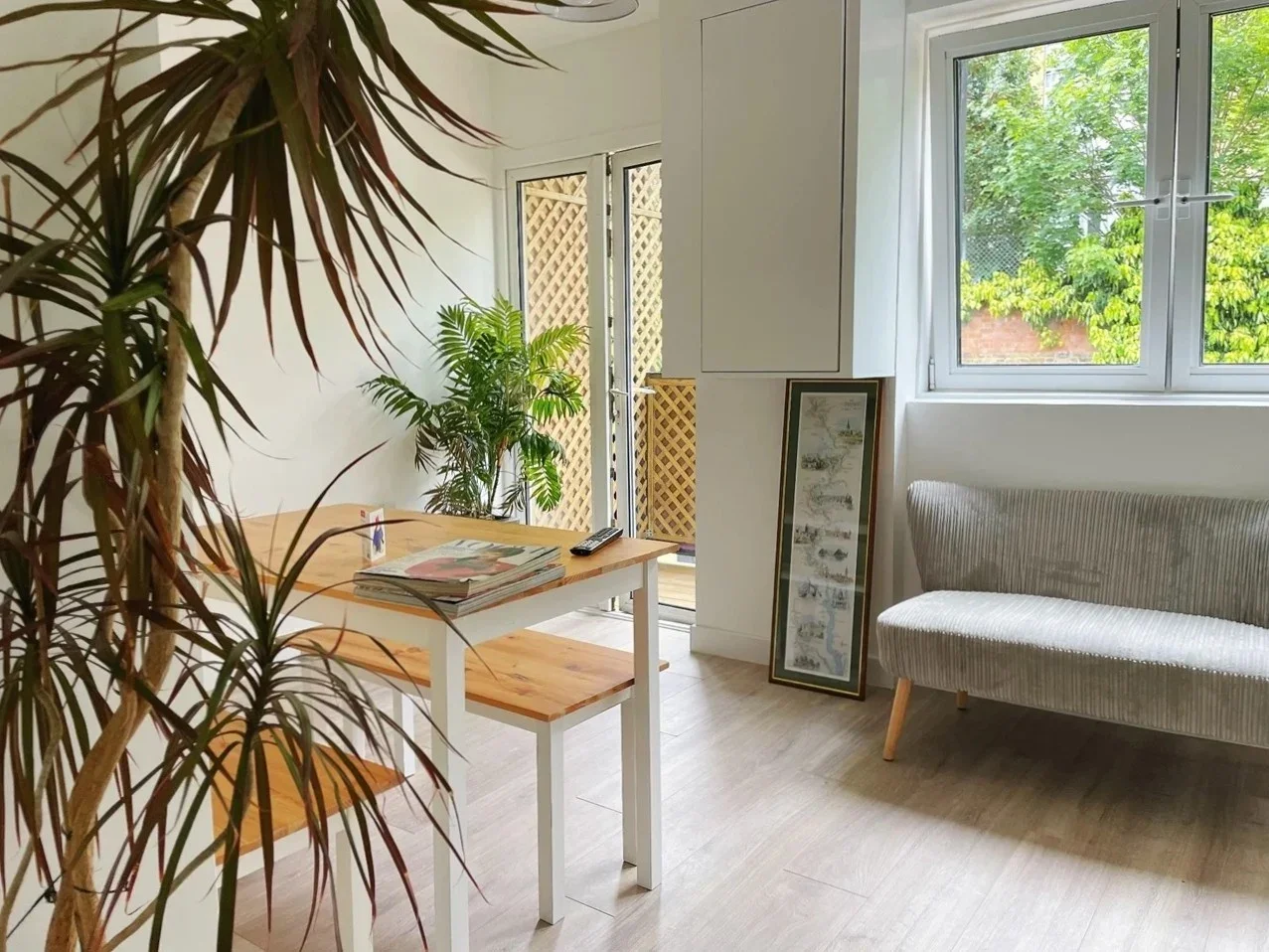 Flat Mellish Street in Greater London