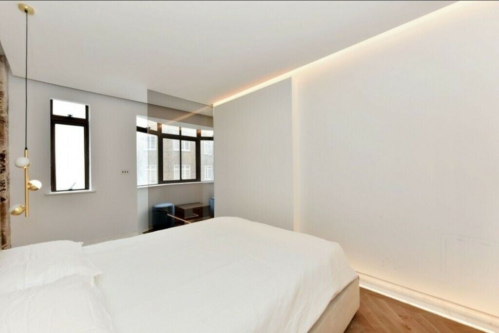 Flat Upper Berkeley Street in City of Westminster