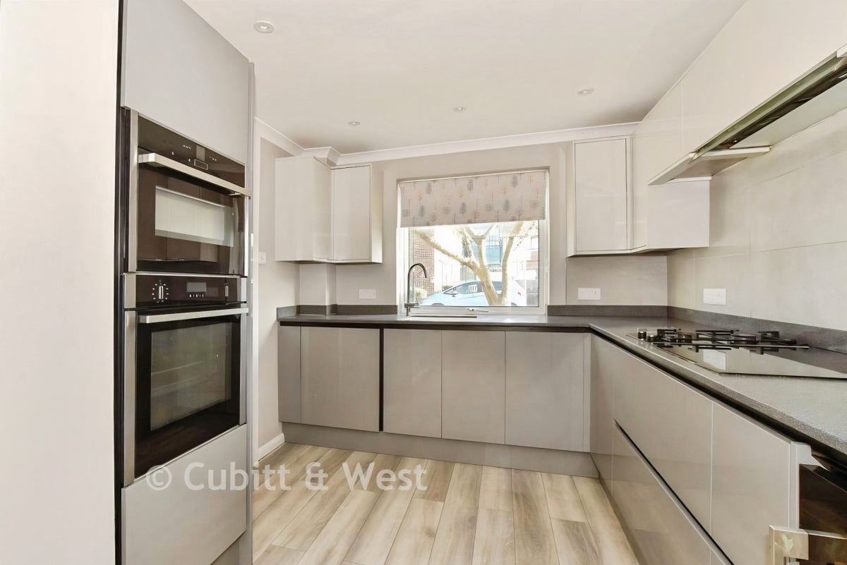 House Maude Close in Folkestone and Hythe District
